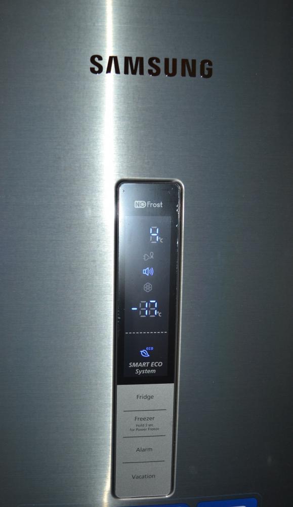 Индезит с дисплеем. Холодильник Samsung no Frost. Холодильник самсунг ноу Фрост Samsung. Холодильник самсунг двухкамерный ноу Фрост. Холодильник Samsung no Frost 2012.