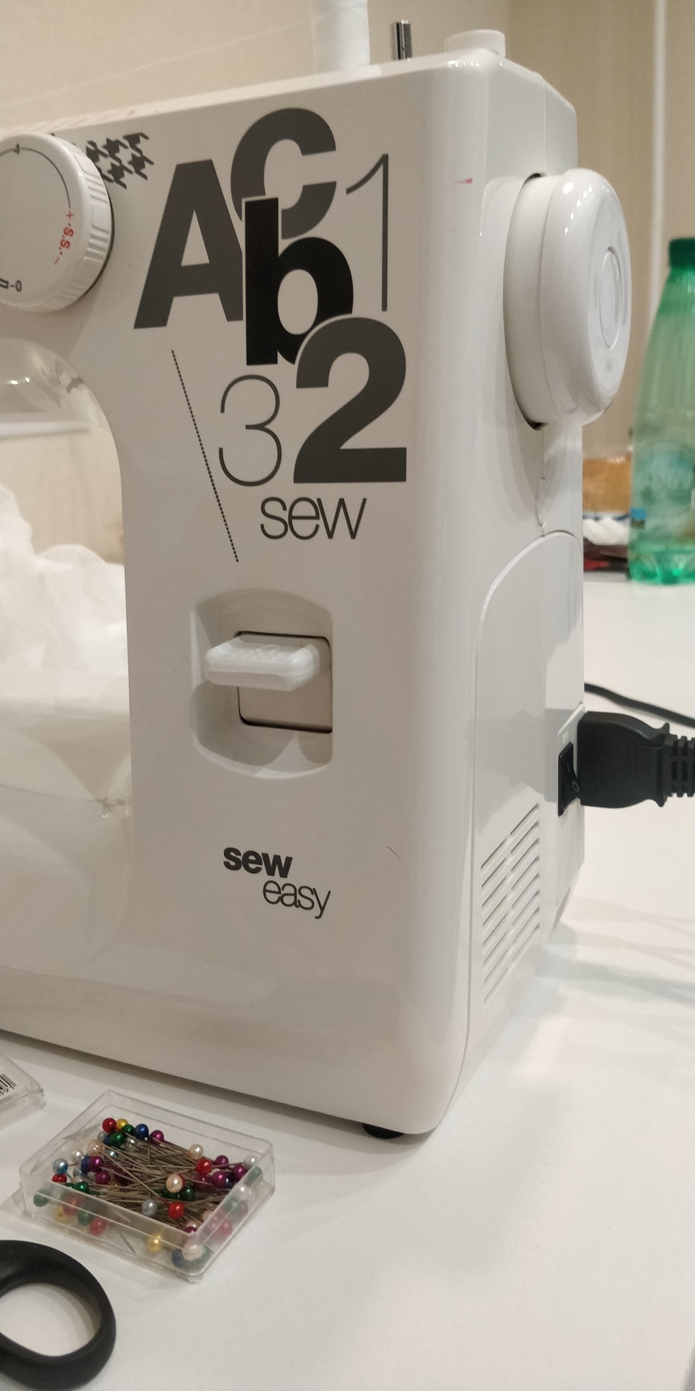 Плюсы и минусы швейной машины JANOME sew easy белый – обзор товара Швейная машина  Janome sew easy белый [206684] - СИТИЛИНК