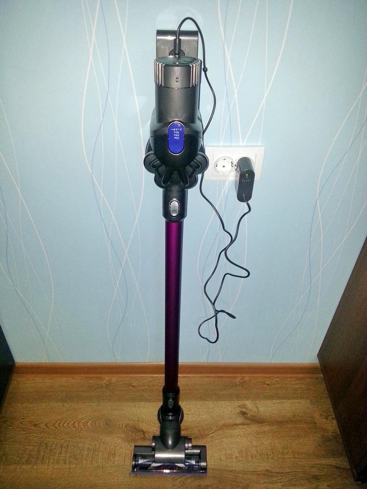 Пылесос morphy richards. Dyson v10 absolute. Как заряжать беспроводной пылесос. Беспроводной пылесос в магазине чижик. Дайсон пылесос беспроводной крепление.