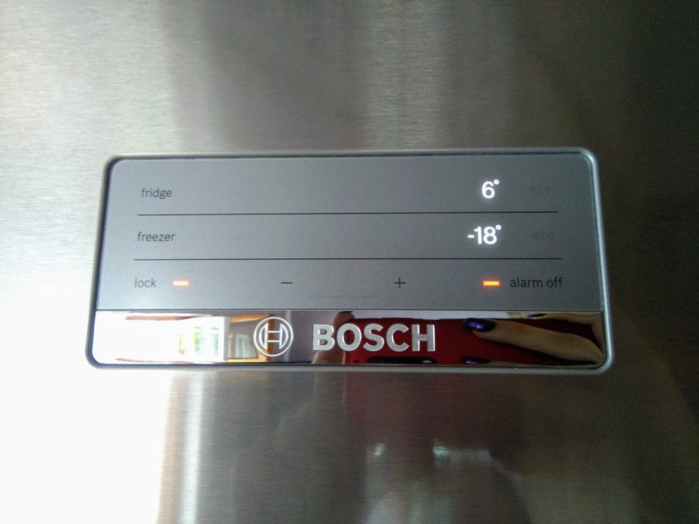 Бош аларм. Холодильник бош Alarm off. Alarm off на холодильнике Bosch. Alarm в холодильнике бош. Кнопка Alarm в холодильнике бош.