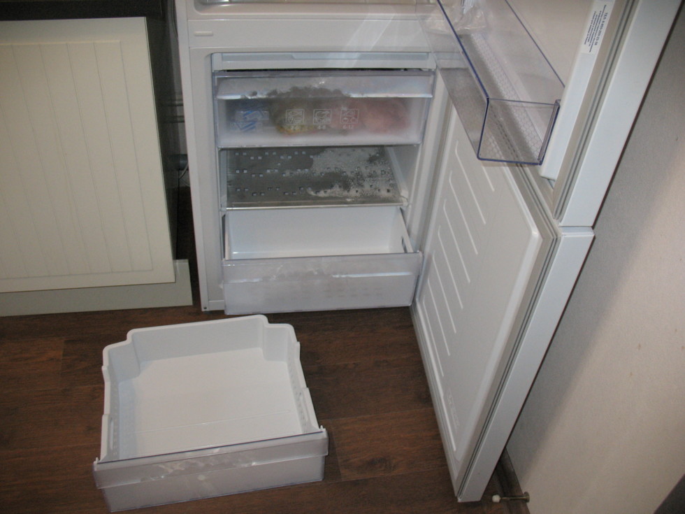 Из холодильника вынули закрытую крышкой. Холодильник Атлант двухкамерный с верхней морозилкой. Морозильная камера холодильник Beko. Холодильник веко двухкамерный морозилка снизу. Холодильник Норд двухкамерный верхняя морозилка.