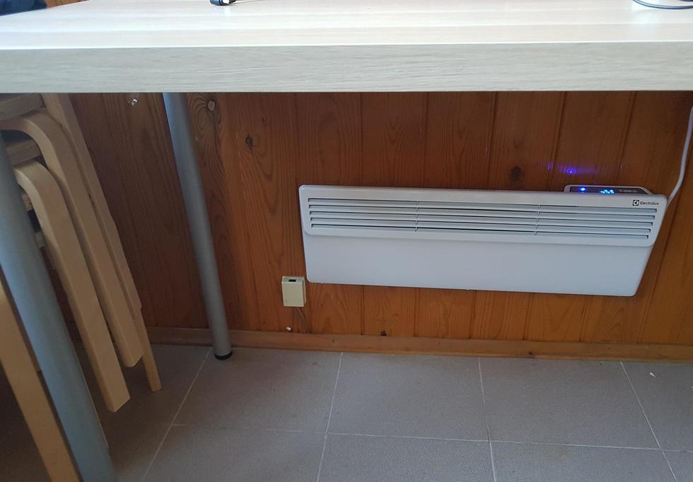 конвектор на деревянную стену. конвекторы для отопления частного. конвектор на деревянную стену. электерчски отопления для дача. электроконвекторы для отопления дачи с датчиком.