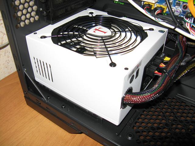 Блок питания white. AEROCOOL Imperator 750w. 850w AEROCOOL Imperator. 750 Белый блок питания. Блок питания белый с подсветкой для АМД 750 ватт.