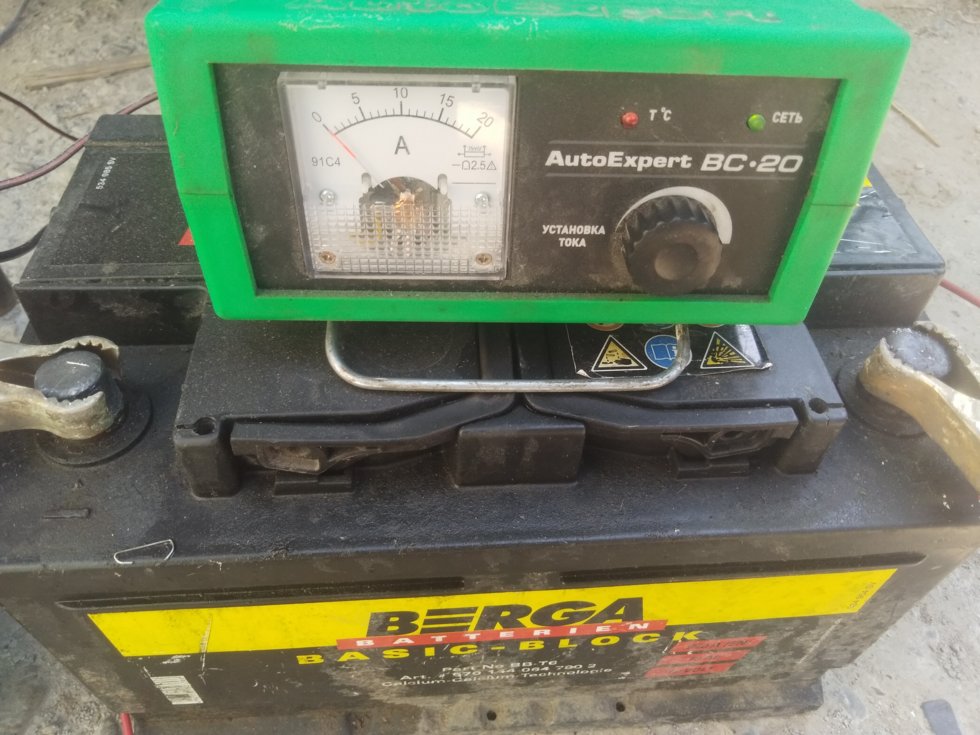 5 ампера. При зарядке аккумулятора стрелка амперметра. Вилка нагрузочная вн-1. Стрелка амперметра орион. При зарядке аккумулятора стрелка амперметра поднимается почему.